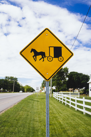 USA, Indiana, Shipshewana, Schild mit amischer Kutsche und Pferd, lizenzfreies Stockfoto