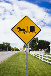 USA, Indiana, Shipshewana, Schild mit amischer Kutsche und Pferd - MBE000796