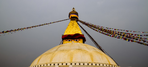 Nepal, Kathmandu, Bodnath, Stupa-Heiligtum mit Gebetsfahnen, lizenzfreies Stockfoto