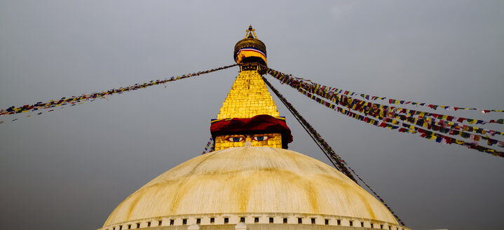 Nepal, Kathmandu, Bodnath, Stupa-Heiligtum mit Gebetsfahnen - MBE000816