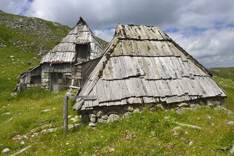 Montenegro, Blick auf die Hirtenhütte im Durmitor-Nationalpark, lizenzfreies Stockfoto