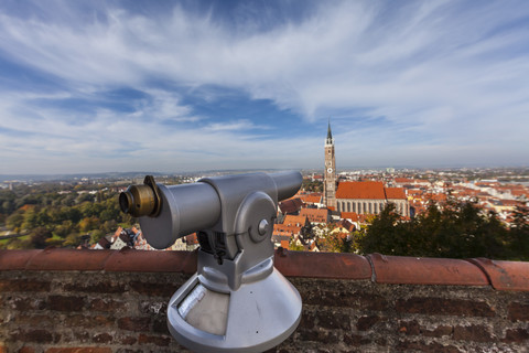 Deutschland, Bayern, Landshut, Blick von der Burg Trausnitz auf die Altstadt mit der St. Martinskirche, lizenzfreies Stockfoto