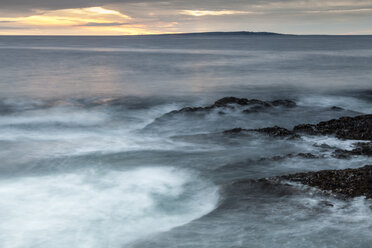 Irland, County Clare, Waves at the coast near Doolin - SRF000346