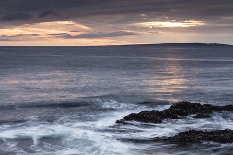 Irland, County Clare, Waves at the coast near Doolin stock photo