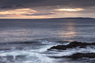 Irland, County Clare, Waves at the coast near Doolin - SRF000345