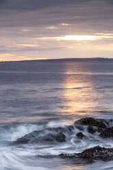 Irland, County Clare, Waves at the coast near Doolin - SRF000344