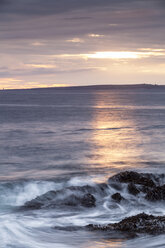 Irland, Grafschaft Clare, Wellen an der Küste bei Doolin - SRF000344