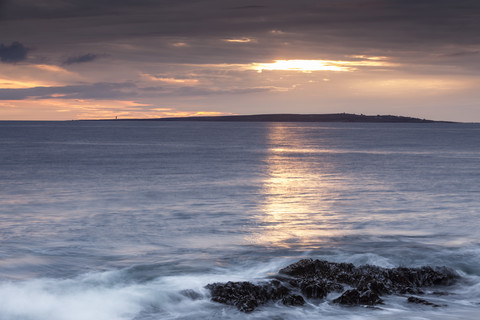 Irland, County Clare, Waves at the coast near Doolin stock photo
