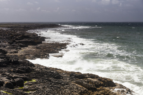 Irland, Grafschaft Clare, Wellen an der Küste bei Doolin, lizenzfreies Stockfoto