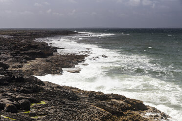 Irland, County Clare, Waves at the coast near Doolin - SRF000370