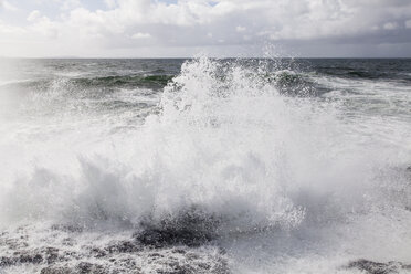 Irland, Atlantc surf at the Northern coast - SRF000342