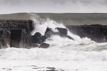 Irland, Grafschaft Clare, Wellen an der Küste bei Doolin - SRF000341