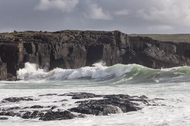 Irland, Grafschaft Clare, Wellen an der Küste bei Doolin - SRF000374