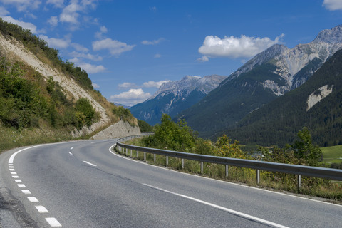 Schweiz, Graubünden, Straße im Engadin, lizenzfreies Stockfoto