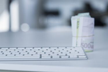 Tastatur und Geld auf dem Schreibtisch - ASF005208