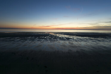 Holland, Nordsee, Küste, Ebbe, Strand bei Sonnenuntergang - MYF000051