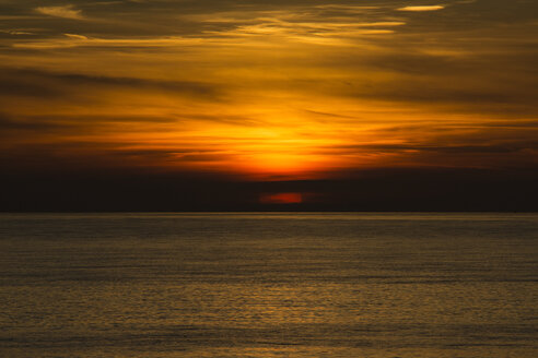 Holland, Nordsee, Küste, Dünen bei Sonnenuntergang - MYF000053