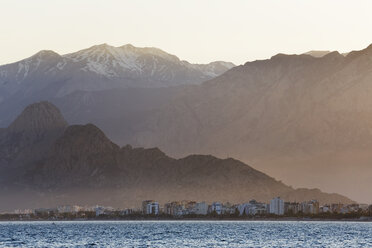 Türkei, Antalya, Türkische Riviera mit Konyaalti-Strand und Taurusgebirge - SIEF004570