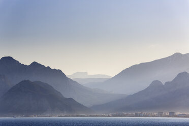 Türkei, Antalya, Türkische Riviera mit Konyaalti-Strand und Taurusgebirge - SIEF004552