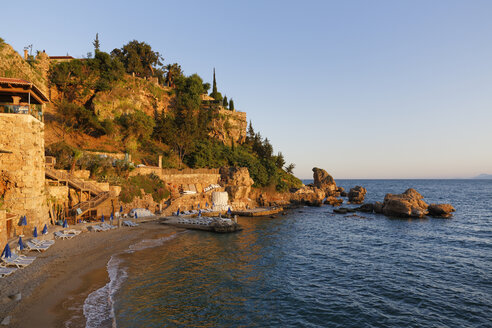 Türkei, Antalya, Strand am Hafen - SIEF004556