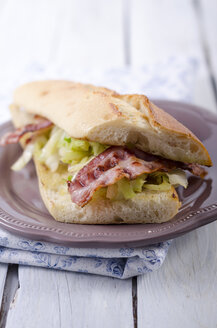 Knoblauchbrot mit Speck und Spitzkohl auf Teller - ODF000608