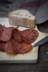 Salami in Scheiben geschnitten auf Holztisch - LV000269