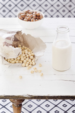 Zutaten für Haselnussmilch auf dem Holztisch, lizenzfreies Stockfoto
