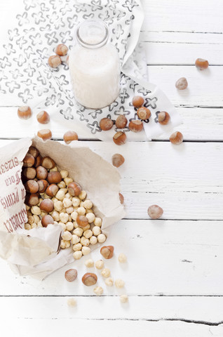 Zutaten für Haselnussmilch auf dem Holztisch, lizenzfreies Stockfoto