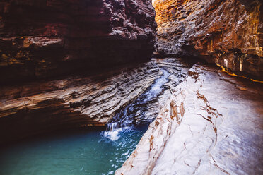 Australien, Westaustralien, Karijini-Nationalpark, Bachlauf durch die Hancock-Schlucht - MBEF000987