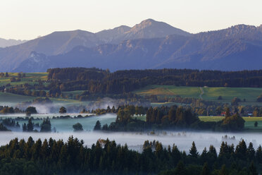 Deutschland, Bayern, Voralpenland, Pfaffenwinkel, Blick vom Schönberg, Dämmerung - SIEF004571