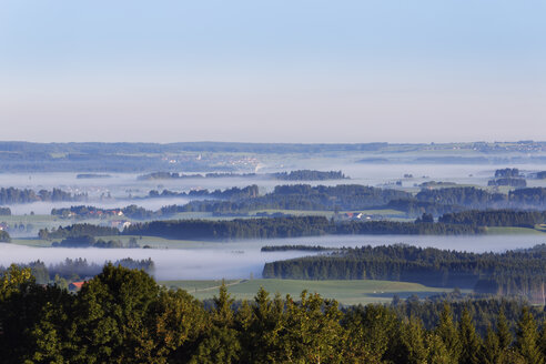 Deutschland, Bayern, Oberbayern, Pfaffenwinkel, Blick vom Wildsteig Rentschen, hinter Rettenbach - SIEF004574