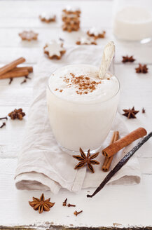 Chai Latte with ingredients and cookies - CZF000105