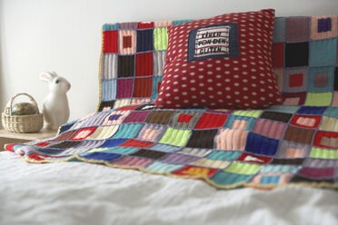 Bett mit Kissen und Patchwork-Decke - FS000324