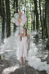 Deutschland, Hofheim, Junge Frau in weißem Kleid mit Luftballons - IPF000001