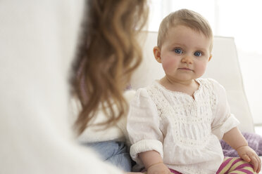 Baby Mädchen schaut in die Kamera - FSF000019