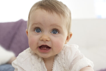 Porträt eines kleinen Mädchens mit offenem Mund und ersten Zähnen - FSF000022
