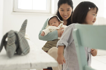 Asiatische Mutter mit Kleinkind und Baby - FSF000088