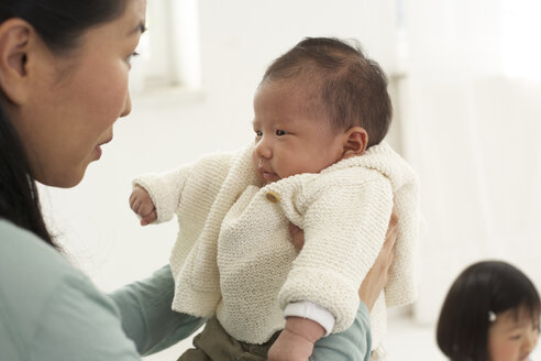 Asiatische Frau mit ihrem Baby - FSF000066