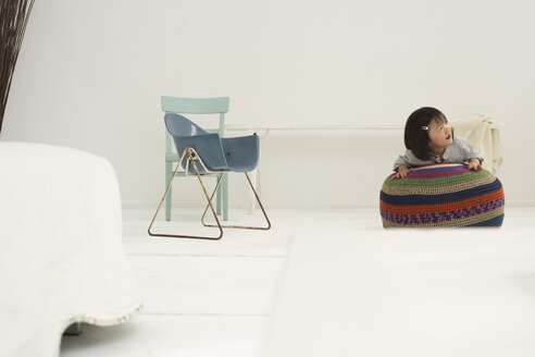 Kleines asiatisches Mädchen hängt an einem Sitz - FSF000089