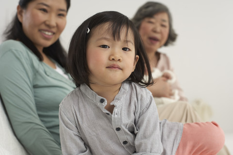 Asiatische Seniorin mit Tochter und zwei Enkeltöchtern, lizenzfreies Stockfoto