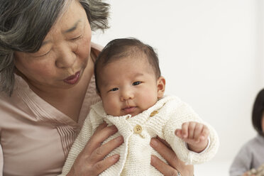 Asiatische Seniorin mit ihrer Enkelin - FSF000077