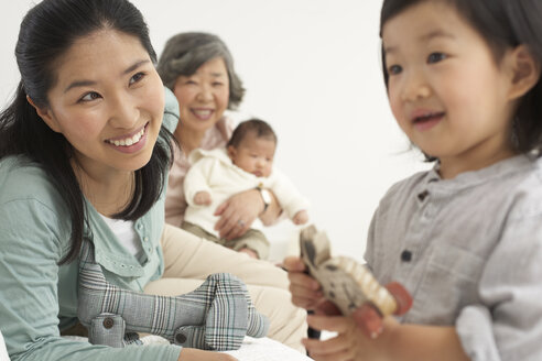 Glückliche asiatische Drei-Generationen-Familie - FSF000076