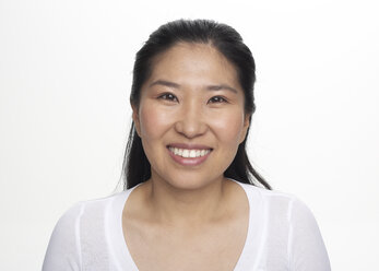 Portrait of smiling Asian woman, studio shot - FSF000084