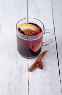 Glühwein mit Orange und Gewürzen - ODF000619