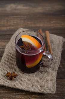 Glühwein mit Orange und Gewürzen - ODF000616