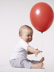 Baby mit rotem Luftballon - FSF000057