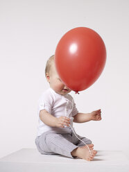 Baby mit rotem Luftballon - FSF000058