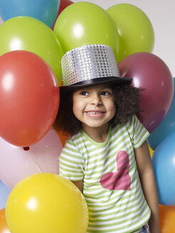 Lächelndes Mädchen mit Luftballons und Zylinderhut - FSF000049