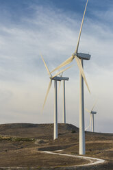 Spanien, Andalusien, Cadiz, Windkraftanlagen auf einem Feld - KB000004