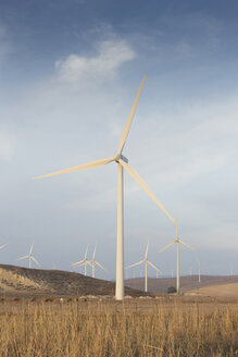 Spanien, Andalusien, Cadiz, Windkraftanlagen auf einem Feld - KB000002